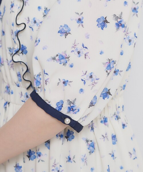 couture brooch（クチュールブローチ）の「【着映え】水彩フラワーワンピース（ワンピース・レディース・ネイビー/オフホワイト・38/36/42/40）」の5枚目の写真