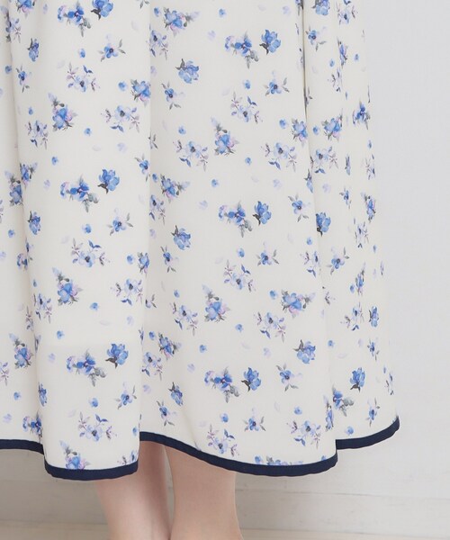 couture brooch（クチュールブローチ）の「【着映え】水彩フラワーワンピース（ワンピース・レディース・ネイビー/オフホワイト・38/36/42/40）」の6枚目の写真