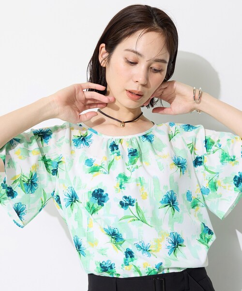 INDIVI(インディヴィ)の「【洗える/SETUP可能】アートフラワープリントブラウス(シャツ/ブラウス・レディース・ブルー系/ブラック系・38/15 /13/05/34)」の1枚目の写真