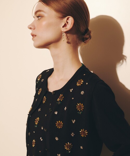 LOULOU WILLOUGHBY(ルルウィルビー)の「WEB 一部店舗限定 サンフラワービジューカーディガン(カーディガン/ボレロ・レディース・オフホワイト/ターコイズブルー/ブラック・2)」の10枚目の写真
