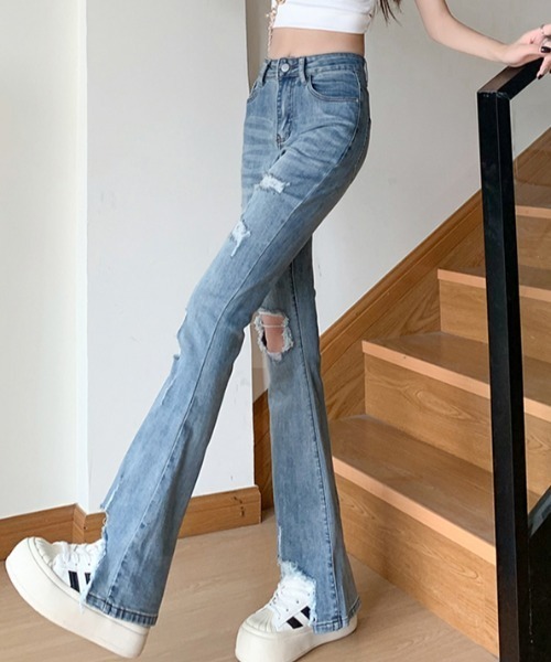 LUCPY(ラクピー)の「ハイウエストダメージフレアデニムパンツ(デニムパンツ・レディース・ブルー・X-SMALL/SMALL/MEDIUM/LARGE)」の2枚目の写真