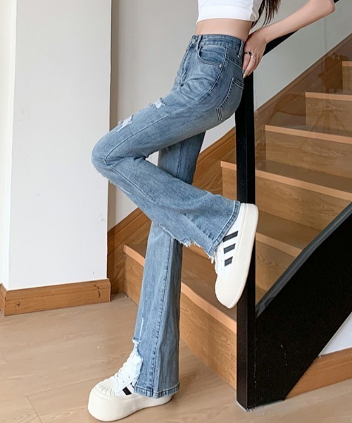 LUCPY(ラクピー)の「ハイウエストダメージフレアデニムパンツ(デニムパンツ・レディース・ブルー・X-SMALL/SMALL/MEDIUM/LARGE)」の4枚目の写真
