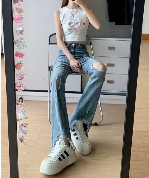 LUCPY(ラクピー)の「ハイウエストダメージフレアデニムパンツ(デニムパンツ・レディース・ブルー・X-SMALL/SMALL/MEDIUM/LARGE)」の6枚目の写真