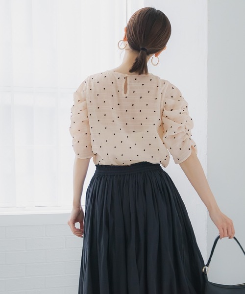 coca(coca)(コカ)の「【田中里奈様着用】シアードット袖シャーリングTOPS(Tシャツ/カットソー・レディース・ホワイト/ブラック/アイボリー/ライトブルー・L/M/S)」の7枚目の写真