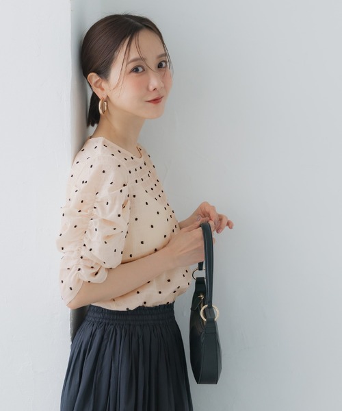 coca(coca)(コカ)の「【田中里奈様着用】シアードット袖シャーリングTOPS(Tシャツ/カットソー・レディース・ホワイト/ブラック/アイボリー/ライトブルー・L/M/S)」の8枚目の写真