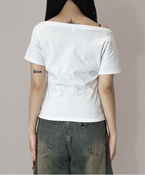 MATU:TA(マトゥータ)の「【一枚は持っておきたい♪】オフショルスターTシャツ / 海外ガール 華奢見え 小顔効果 ワンショルダー 2カラー ホワイト ネイビー 海外ガール ストリート(Tシャツ/カットソー・レディース・ホワイト/ネイビー・FREE)」の10枚目の写真