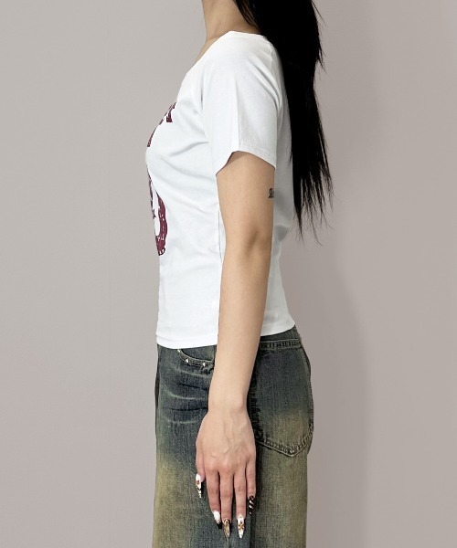 MATU:TA(マトゥータ)の「【一枚は持っておきたい♪】オフショルスターTシャツ / 海外ガール 華奢見え 小顔効果 ワンショルダー 2カラー ホワイト ネイビー 海外ガール ストリート(Tシャツ/カットソー・レディース・ホワイト/ネイビー・FREE)」の9枚目の写真