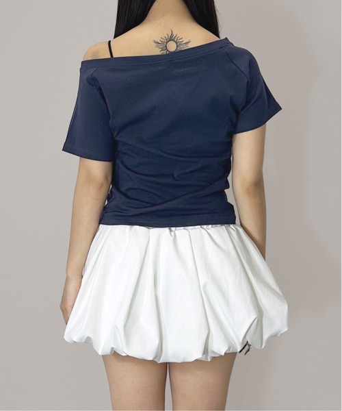 MATU:TA(マトゥータ)の「【一枚は持っておきたい♪】オフショルスターTシャツ / 海外ガール 華奢見え 小顔効果 ワンショルダー 2カラー ホワイト ネイビー 海外ガール ストリート(Tシャツ/カットソー・レディース・ホワイト/ネイビー・FREE)」の15枚目の写真