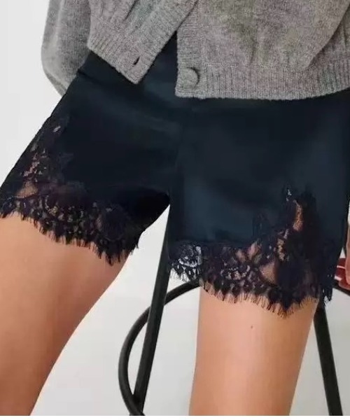 ampm(エーエムピーエム)の「レーストリム光沢サテンショートパンツ(その他パンツ・レディース・ホワイト/ブラック・FREE)」の2枚目の写真