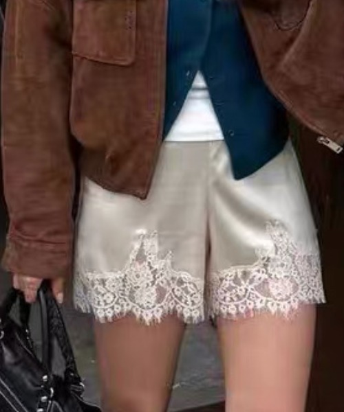 ampm(エーエムピーエム)の「レーストリム光沢サテンショートパンツ(その他パンツ・レディース・ホワイト/ブラック・FREE)」の7枚目の写真