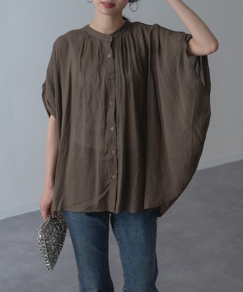 refinedworks(リファインドワークス)の「【refinedworks】半袖 折り返し タックデザイン ブラウス(シャツ/ブラウス・レディース・ブラック/ブラウン/ブルー・FREE)」の3枚目の写真