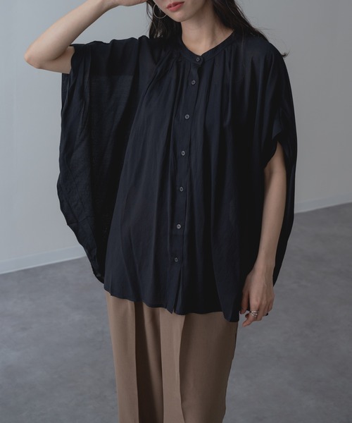 refinedworks(リファインドワークス)の「【refinedworks】半袖 折り返し タックデザイン ブラウス(シャツ/ブラウス・レディース・ブラック/ブラウン/ブルー・FREE)」の2枚目の写真