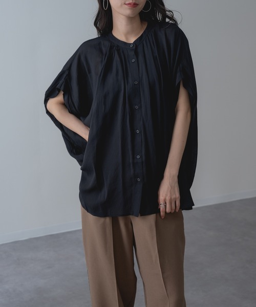 refinedworks(リファインドワークス)の「【refinedworks】半袖 折り返し タックデザイン ブラウス(シャツ/ブラウス・レディース・ブラック/ブラウン/ブルー・FREE)」の4枚目の写真