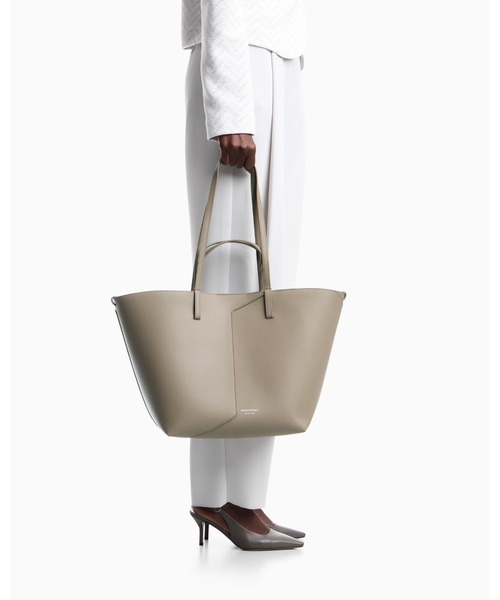 EMPORIO ARMANI(エンポリオアルマーニ)の「【エンポリオ アルマーニ】Emporio Armani 1981 レザートートバック(トートバッグ・レディース・オートミール/ブラック・FREE)」の18枚目の写真