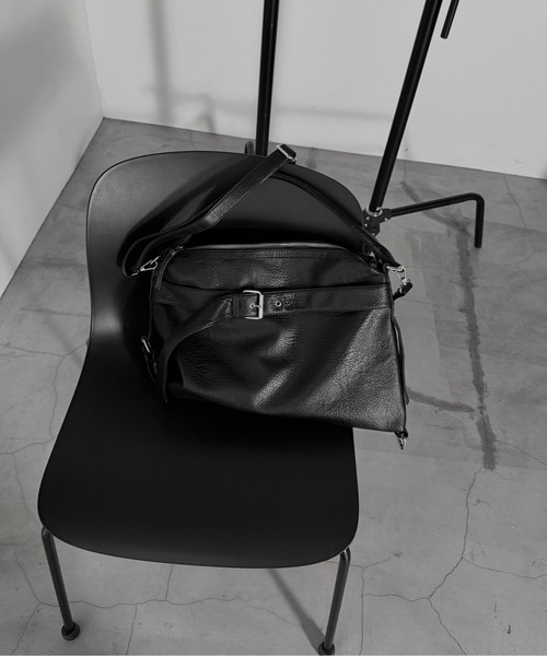 LVEU.(ラブユ.)の「【LVEU.】ベルトデザインショルダーバッグ / バッグ BAG 鞄 ショルダーバッグ ポケット A4 収納 ベルトデザイン 合成皮革 2way ブラック ZOZOTOWN限定(ショルダーバッグ・レディース・ブラック・FREE)」の2枚目の写真