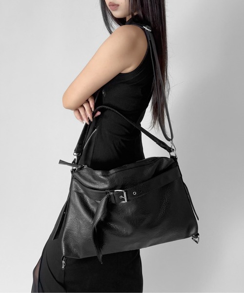 LVEU.(ラブユ.)の「【LVEU.】ベルトデザインショルダーバッグ / バッグ BAG 鞄 ショルダーバッグ ポケット A4 収納 ベルトデザイン 合成皮革 2way ブラック ZOZOTOWN限定(ショルダーバッグ・レディース・ブラック・FREE)」の3枚目の写真