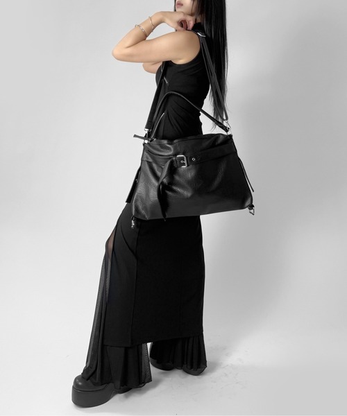 LVEU.(ラブユ.)の「【LVEU.】ベルトデザインショルダーバッグ / バッグ BAG 鞄 ショルダーバッグ ポケット A4 収納 ベルトデザイン 合成皮革 2way ブラック ZOZOTOWN限定(ショルダーバッグ・レディース・ブラック・FREE)」の4枚目の写真