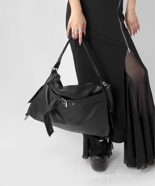 LVEU.(ラブユ.)の「【LVEU.】ベルトデザインショルダーバッグ / バッグ BAG 鞄 ショルダーバッグ ポケット A4 収納 ベルトデザイン 合成皮革 2way ブラック ZOZOTOWN限定(ショルダーバッグ・レディース・ブラック・FREE)」の5枚目の写真