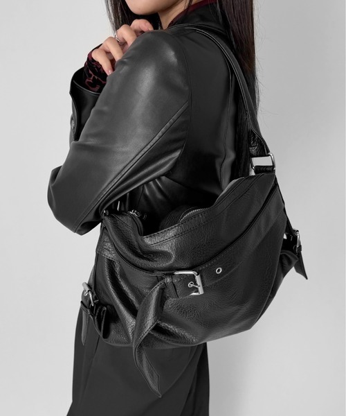 LVEU.(ラブユ.)の「【LVEU.】ベルトデザインショルダーバッグ / バッグ BAG 鞄 ショルダーバッグ ポケット A4 収納 ベルトデザイン 合成皮革 2way ブラック ZOZOTOWN限定(ショルダーバッグ・レディース・ブラック・FREE)」の7枚目の写真