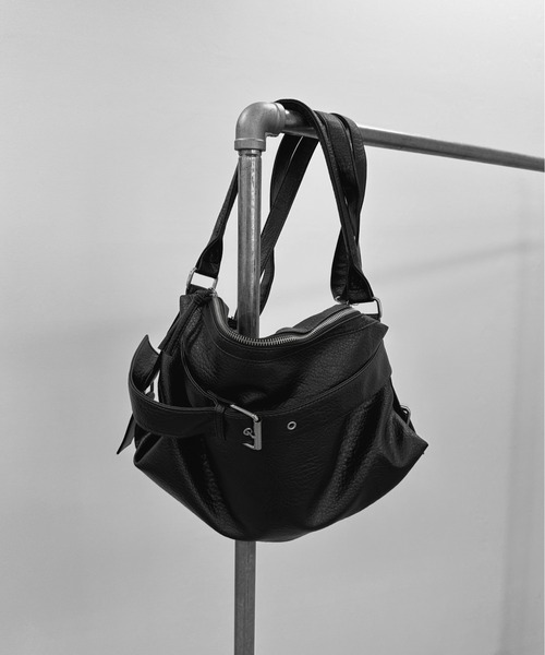 LVEU.(ラブユ.)の「【LVEU.】ベルトデザインショルダーバッグ / バッグ BAG 鞄 ショルダーバッグ ポケット A4 収納 ベルトデザイン 合成皮革 2way ブラック ZOZOTOWN限定(ショルダーバッグ・レディース・ブラック・FREE)」の22枚目の写真