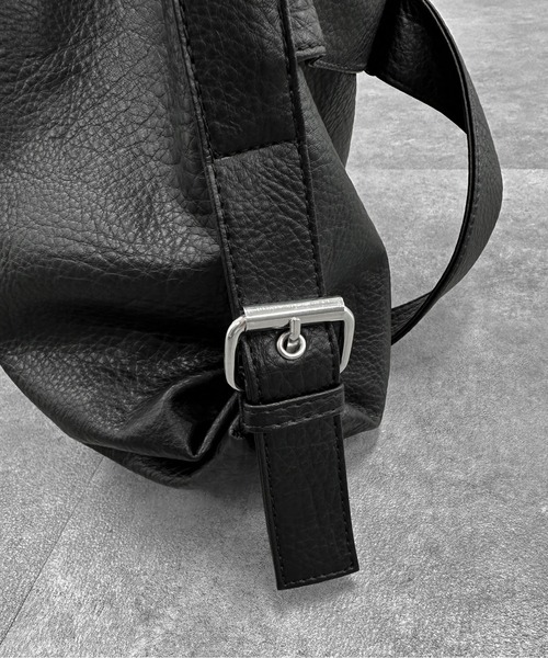 LVEU.(ラブユ.)の「【LVEU.】ベルトデザインショルダーバッグ / バッグ BAG 鞄 ショルダーバッグ ポケット A4 収納 ベルトデザイン 合成皮革 2way ブラック ZOZOTOWN限定(ショルダーバッグ・レディース・ブラック・FREE)」の15枚目の写真