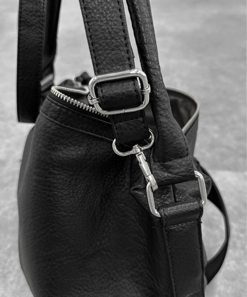 LVEU.(ラブユ.)の「【LVEU.】ベルトデザインショルダーバッグ / バッグ BAG 鞄 ショルダーバッグ ポケット A4 収納 ベルトデザイン 合成皮革 2way ブラック ZOZOTOWN限定(ショルダーバッグ・レディース・ブラック・FREE)」の16枚目の写真