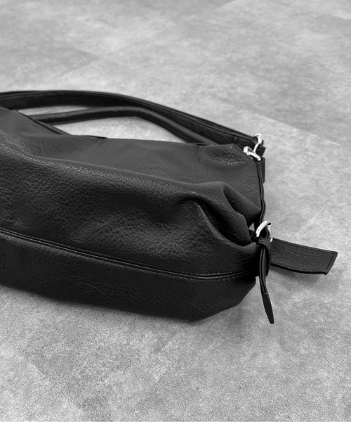 LVEU.(ラブユ.)の「【LVEU.】ベルトデザインショルダーバッグ / バッグ BAG 鞄 ショルダーバッグ ポケット A4 収納 ベルトデザイン 合成皮革 2way ブラック ZOZOTOWN限定(ショルダーバッグ・レディース・ブラック・FREE)」の19枚目の写真