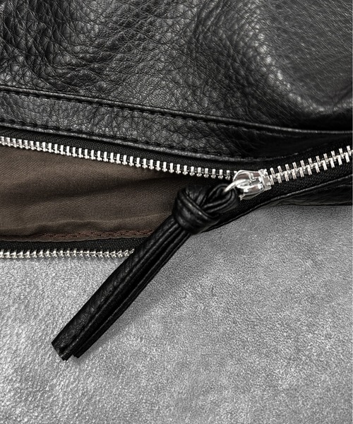 LVEU.(ラブユ.)の「【LVEU.】ベルトデザインショルダーバッグ / バッグ BAG 鞄 ショルダーバッグ ポケット A4 収納 ベルトデザイン 合成皮革 2way ブラック ZOZOTOWN限定(ショルダーバッグ・レディース・ブラック・FREE)」の20枚目の写真