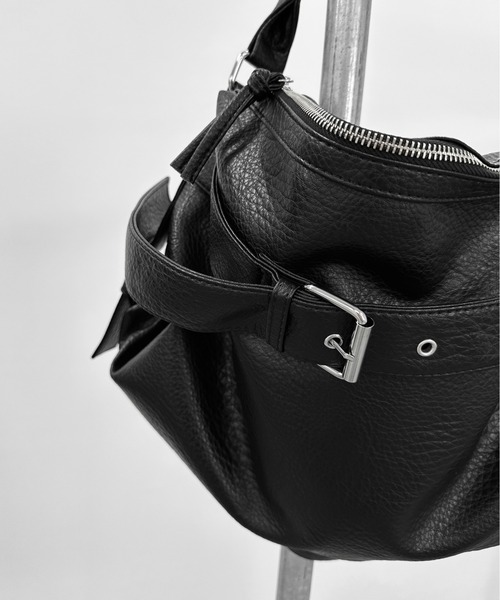 LVEU.(ラブユ.)の「【LVEU.】ベルトデザインショルダーバッグ / バッグ BAG 鞄 ショルダーバッグ ポケット A4 収納 ベルトデザイン 合成皮革 2way ブラック ZOZOTOWN限定(ショルダーバッグ・レディース・ブラック・FREE)」の21枚目の写真