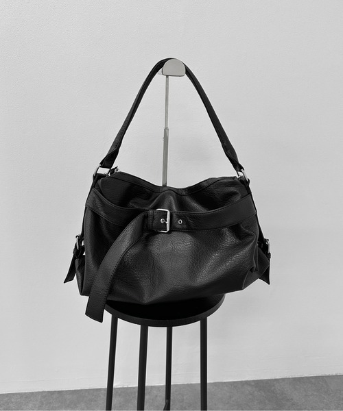 LVEU.(ラブユ.)の「【LVEU.】ベルトデザインショルダーバッグ / バッグ BAG 鞄 ショルダーバッグ ポケット A4 収納 ベルトデザイン 合成皮革 2way ブラック ZOZOTOWN限定(ショルダーバッグ・レディース・ブラック・FREE)」の12枚目の写真