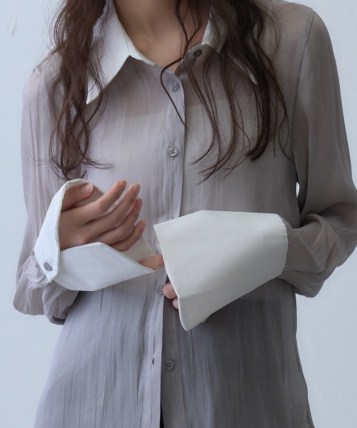Clum(クルム)の「bicolor long cuffs sheer shirt / バイカラーロングカフスシアーシャツ(シャツ/ブラウス・レディース・ダークグレー・MEDIUM/LARGE/SMALL)」の4枚目の写真