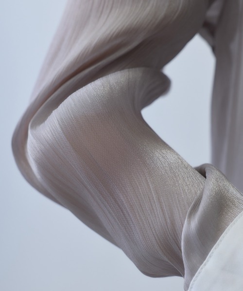 Clum(クルム)の「bicolor long cuffs sheer shirt / バイカラーロングカフスシアーシャツ(シャツ/ブラウス・レディース・ダークグレー・MEDIUM/LARGE/SMALL)」の8枚目の写真