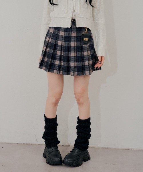 continuer de NICE CLAUP(コンティニューデナイスクラップ)の「チャーム付プリーツミニSK(スカート・レディース・ブラック系その他/グレー系その他2/チャコールグレー/ブラウン/ブラック・FREE)」の1枚目の写真