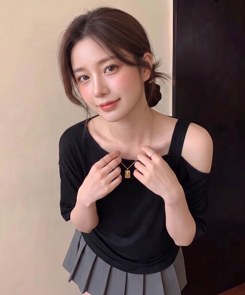 Girly Doll(ガーリードール)の「ワンショルダー半袖カットソー(その他トップス・レディース・ホワイト/ブラック・M/L)」の5枚目の写真