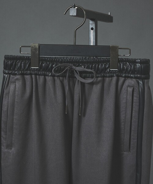 5351 POUR LES HOMMES(ゴーサンゴーイチプールオム)の「【セットアップ対応】エンボス ストレッチ スウェード ジョガーパンツ(その他パンツ・メンズ・ブラック/チャコールグレー・50/48/46/44)」の7枚目の写真