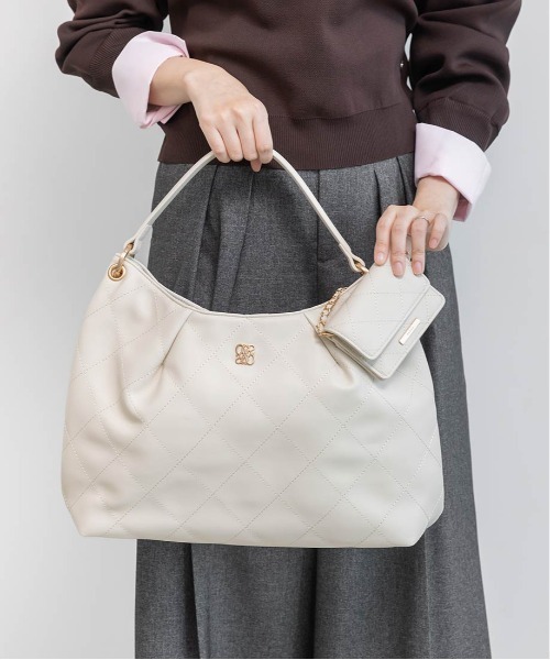 RANDA(ランダ)の「【A4対応】バッグチャーム付タックキルティングバッグ(ショルダーバッグ・レディース・ブラウン/ベージュ/アイボリー・LL)」の11枚目の写真