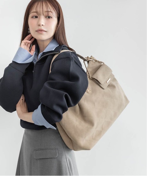 RANDA(ランダ)の「【A4対応】バッグチャーム付タックキルティングバッグ(ショルダーバッグ・レディース・ブラウン/ベージュ/アイボリー・LL)」の8枚目の写真