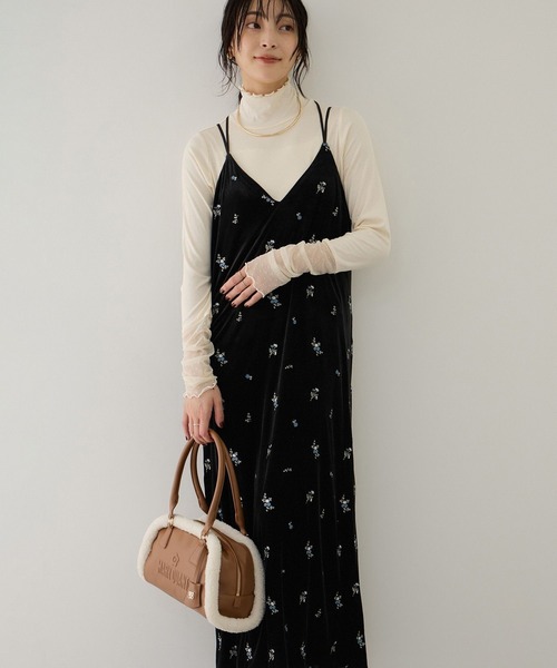 VIS(ビス)の「前後2WAYカラー刺繍ベロアキャミワンピース(ワンピース・レディース・ブラック系その他/ブラウン系その他2・FREE)」の2枚目の写真