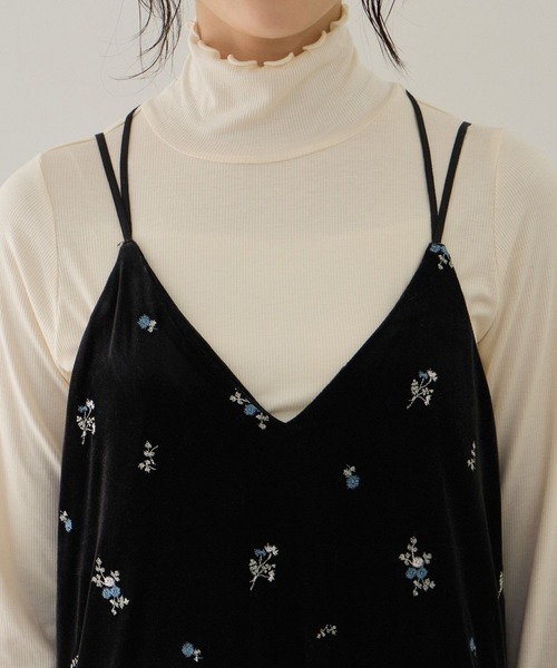 VIS(ビス)の「前後2WAYカラー刺繍ベロアキャミワンピース(ワンピース・レディース・ブラック系その他/ブラウン系その他2・FREE)」の6枚目の写真