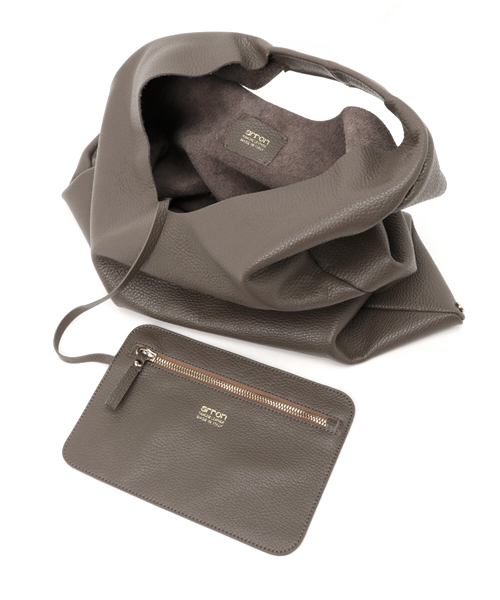 arron arron ショルダーバッグ レザー グレーブラウン バッグ アローン arron レザーハンドルチェック柄ショルダーバッグ （ブラック