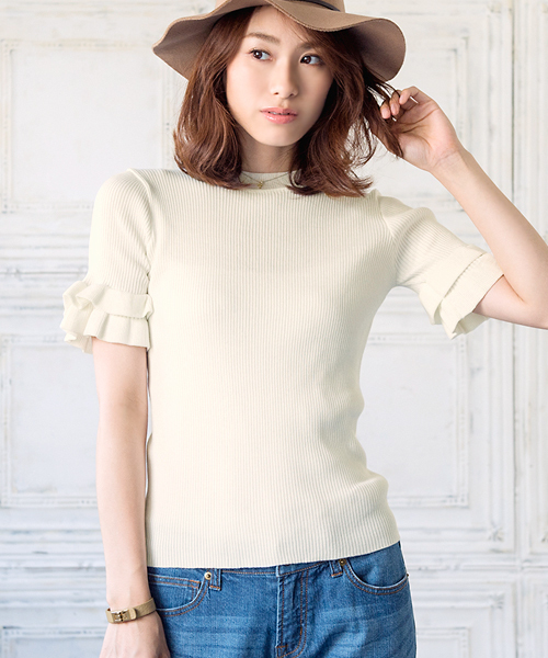 Pierrot(ピエロ)の「フリル袖 リブニット(ニット/セーター・レディース・ベージュ/ネイビー/オフホワイト/杢グレー/ブラック/ボルドー/グリーン/ライトピンク/イエロー・L/M)」の2枚目の写真