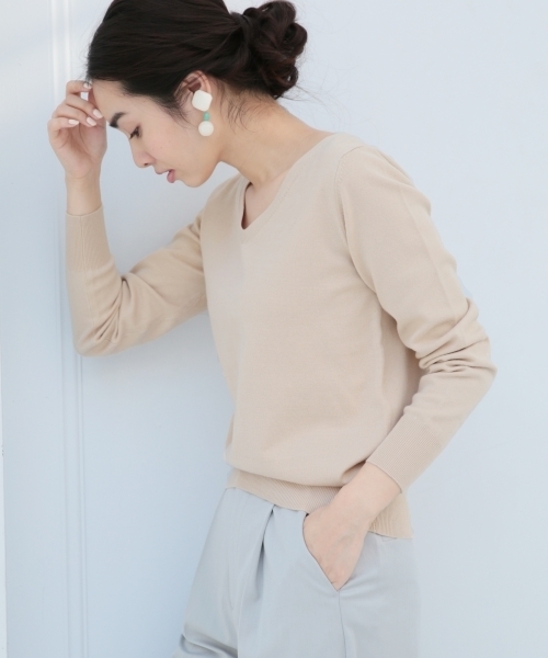 A part by（アパートバイ）の「【WEB限定カラー】12GAcCo VネックPO 744573 （ニット/セーター・レディース・グレー/ブルー/コーラルピンク/レッド/ベージュ/オレンジ/ブラック/クリアグリーン/ホワイト/ピンク・LARGE/MEDIUM）」の5枚目の写真