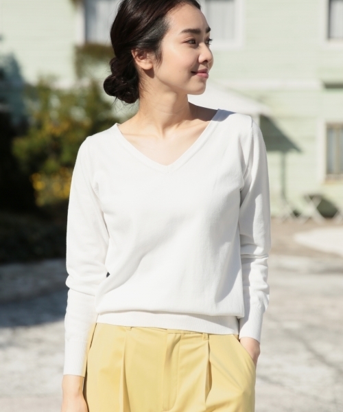 A part by（アパートバイ）の「【WEB限定カラー】12GAcCo VネックPO 744573 （ニット/セーター・レディース・グレー/ブルー/コーラルピンク/レッド/ベージュ/オレンジ/ブラック/クリアグリーン/ホワイト/ピンク・LARGE/MEDIUM）」の2枚目の写真