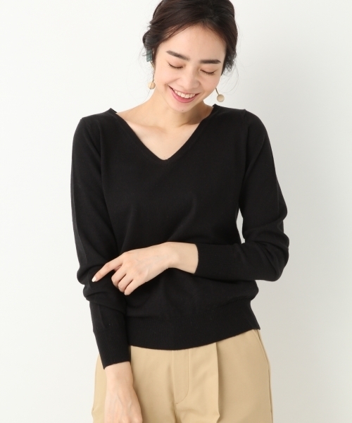 A part by（アパートバイ）の「【WEB限定カラー】12GAcCo VネックPO 744573 （ニット/セーター・レディース・グレー/ブルー/コーラルピンク/レッド/ベージュ/オレンジ/ブラック/クリアグリーン/ホワイト/ピンク・LARGE/MEDIUM）」の3枚目の写真