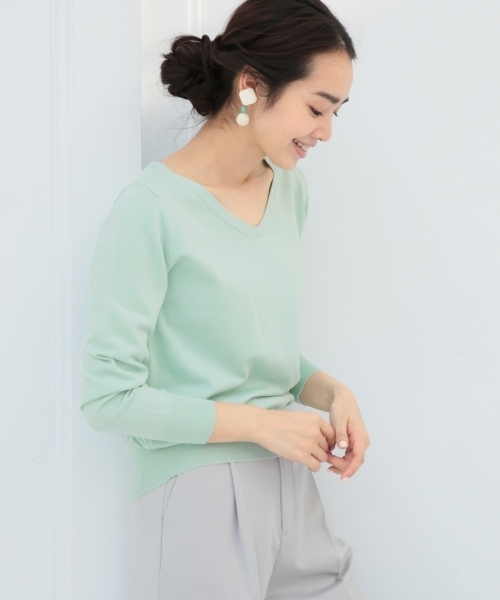 A part by（アパートバイ）の「【WEB限定カラー】12GAcCo VネックPO 744573 （ニット/セーター・レディース・グレー/ブルー/コーラルピンク/レッド/ベージュ/オレンジ/ブラック/クリアグリーン/ホワイト/ピンク・LARGE/MEDIUM）」の6枚目の写真