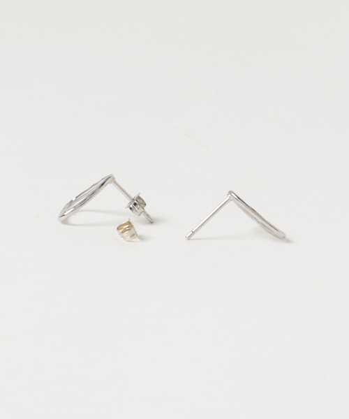 TONE SELECT GOODS(トーンセレクトグッズ)の「【Mirisa】三角ピアス silver(ピアス(両耳用)・レディース・その他・FREE)」の3枚目の写真