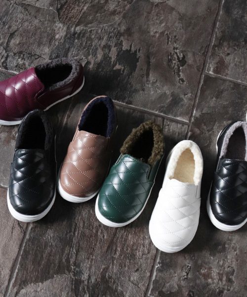 SESTO（セスト）の「ママとお揃い！内側全面ボアであたたかく、サイドゴムでお子様一人でも脱ぎ履きしやすい！！キルティングデザインのスリッポンスニーカー/キッズスニーカー（スニーカー・キッズ・グレー/パープル/ホワイト/ブラック×ブラック/ブラック×ホワイト/グレイッシュベージュ/グリーン・16.0cm/17.0cm/18.0cm/19.0cm/20.0cm/15.0cm）」の6枚目の写真