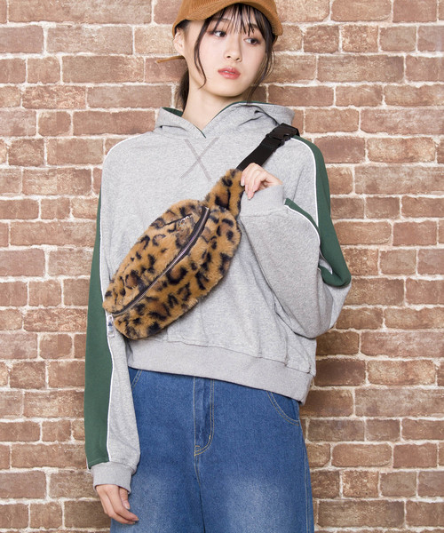 LUGG NAGG(ラグナグ)の「【Jewelobe/ ジュエローブ】フェイクファー ボディバッグ(ボディバッグ/ウエストポーチ・レディース・ブラック/ベージュ・FREE)」の5枚目の写真