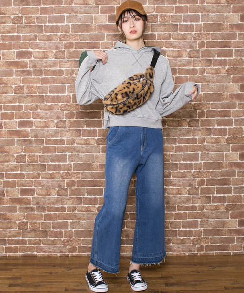LUGG NAGG(ラグナグ)の「【Jewelobe/ ジュエローブ】フェイクファー ボディバッグ(ボディバッグ/ウエストポーチ・レディース・ブラック/ベージュ・FREE)」の4枚目の写真