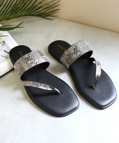 AmiAmi（アミアミ）の「フラットトングサンダル（サンダル・レディース・パイソン/ブラウン/ブラック・L/M/S/LL）」の3枚目の写真